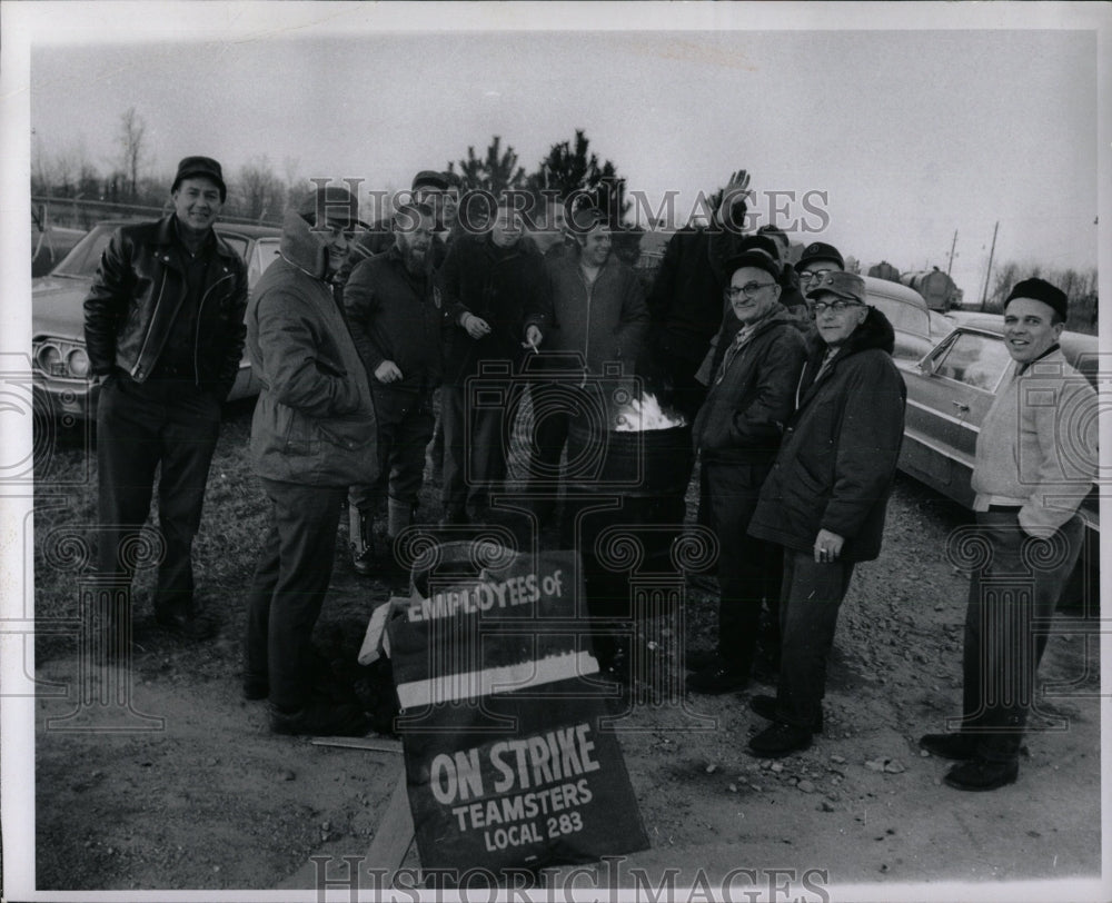 1970 Press Photo Strikers Truck Drivers Molder Beech Da - RRW86703 - Historic Images