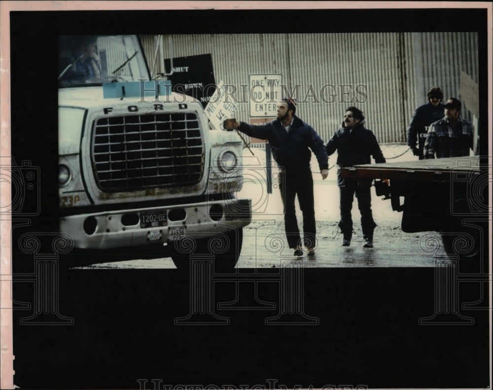 1983 Press Photo Strukes Truckers - RRW86725 - Historic Images