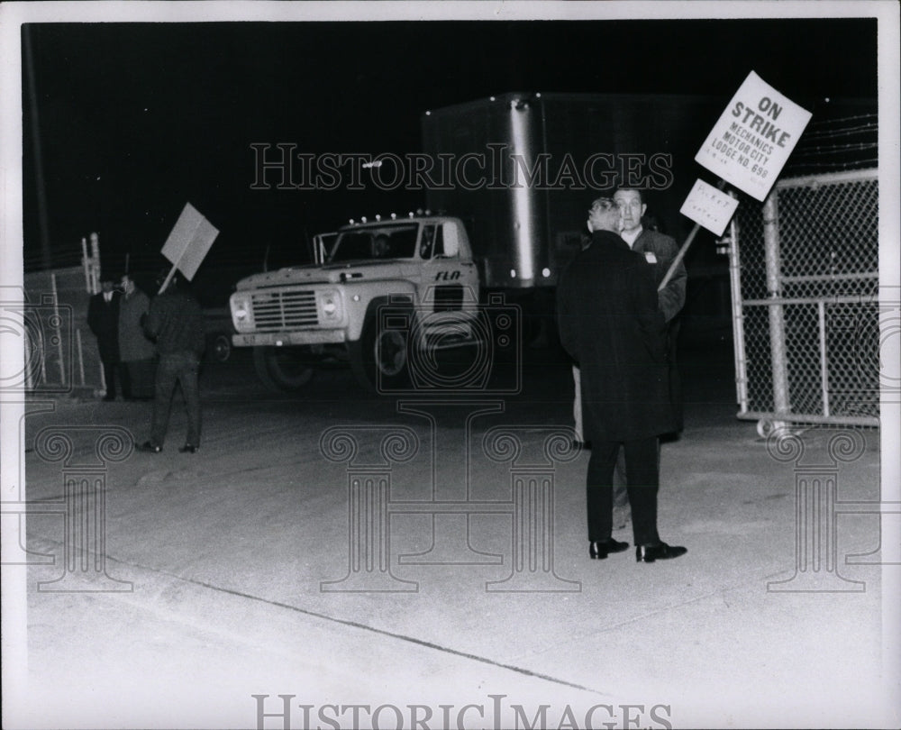 1970 Press Photo Teamster Picket Livernois Strikes Truc - RRW86735 - Historic Images