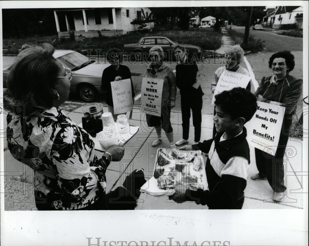 1987 Press Photo Teachers Strike Holmes Elementary - RRW86769 - Historic Images