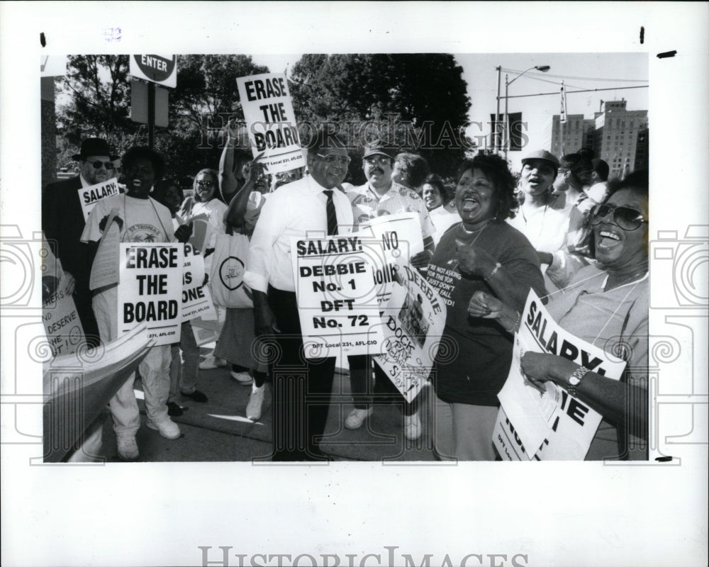 1992 Press Photo John Conyers in support of sticking te - RRW86771 - Historic Images