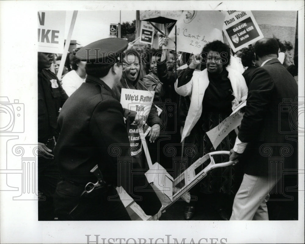 1986 Press Photo Strikes School Employees Detroit - RRW86777 - Historic Images