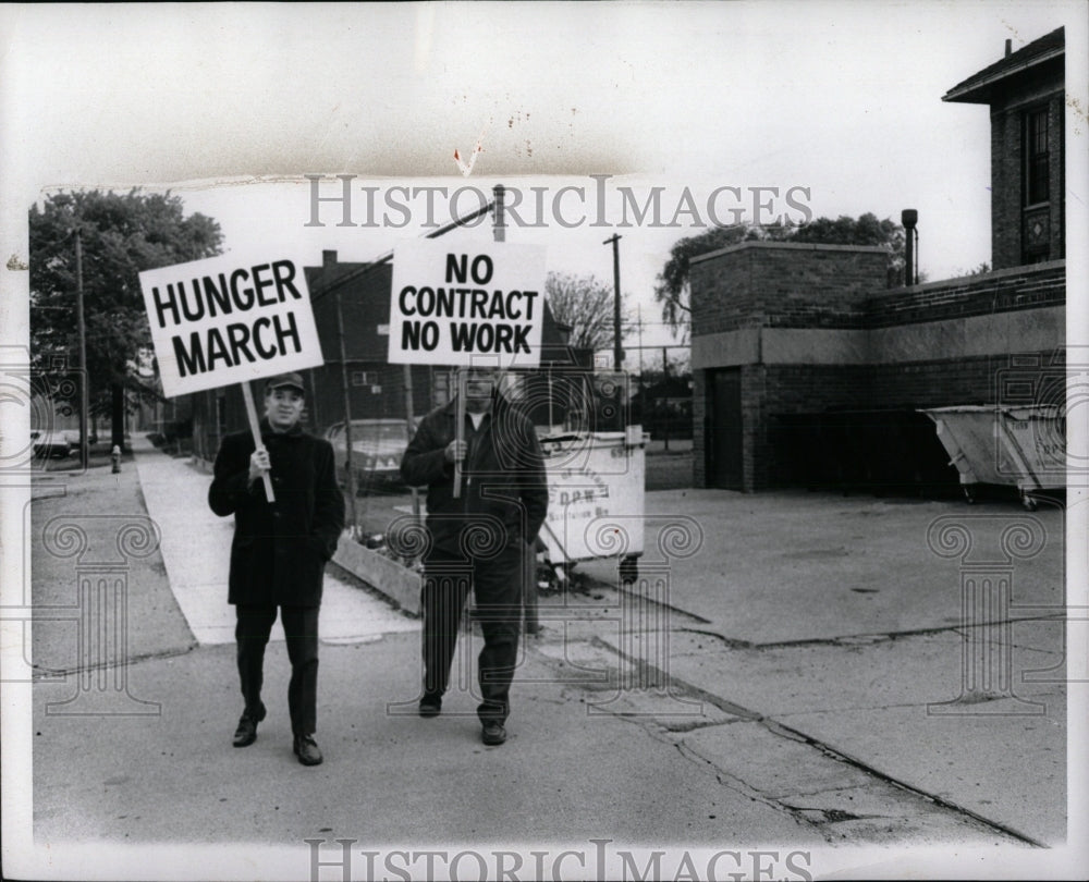 1973 Press Photo Sticking workers with their placards - RRW86779 - Historic Images