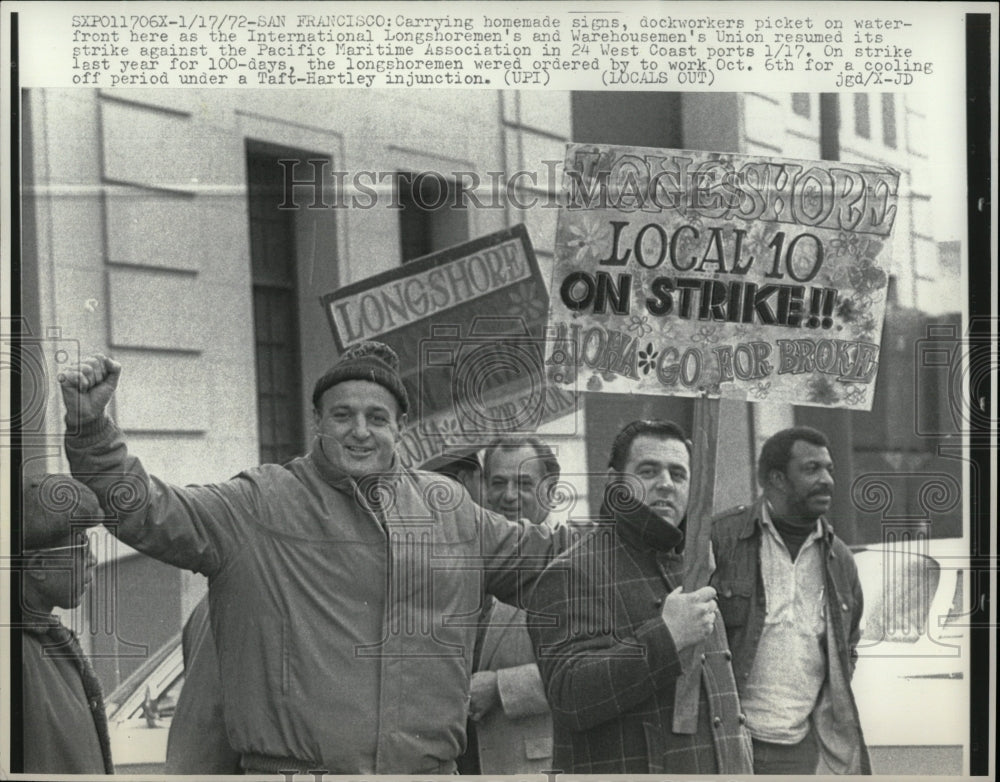 1972 Press Photo Carry Homemade Sign Dockworkers Picket - RRW86783 - Historic Images