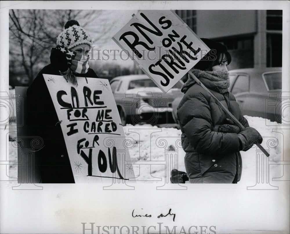 1977 Press Photo Nurses walking the picket line at Mt. - RRW86835 - Historic Images