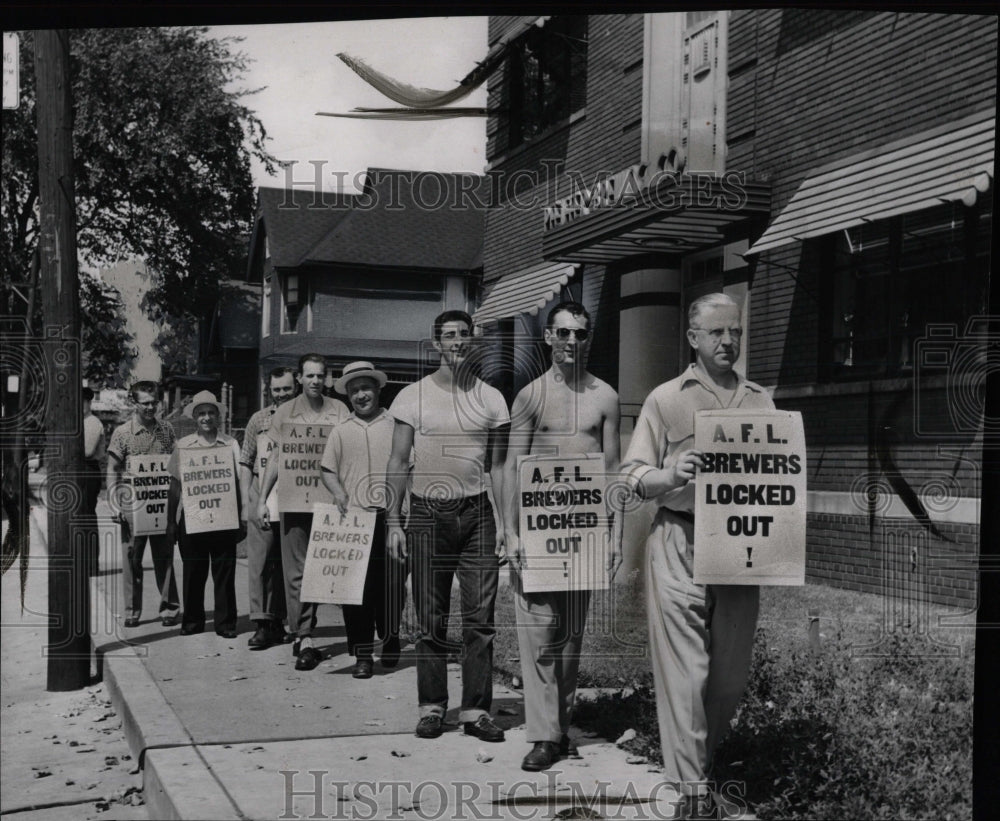 1953 Press Photo Pfieffer Co. picket line - RRW86837 - Historic Images