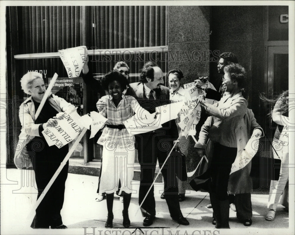 1980 Press Photo Detroit secretaries on strike. - RRW86839 - Historic Images