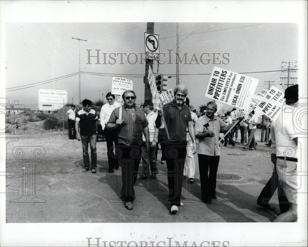 1983 Press Photo Pipefitters Union strikes construction - RRW86841 - Historic Images