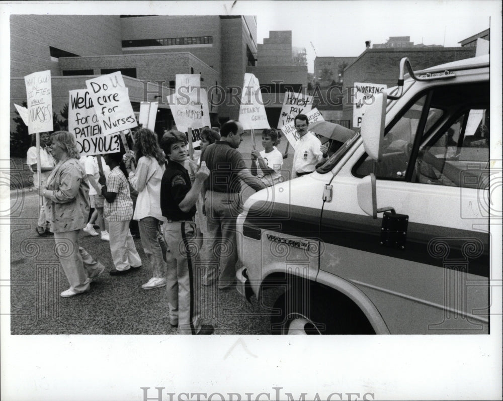 1989 Press Photo Strike Nurses Action Mass Labour Force - RRW86843 - Historic Images