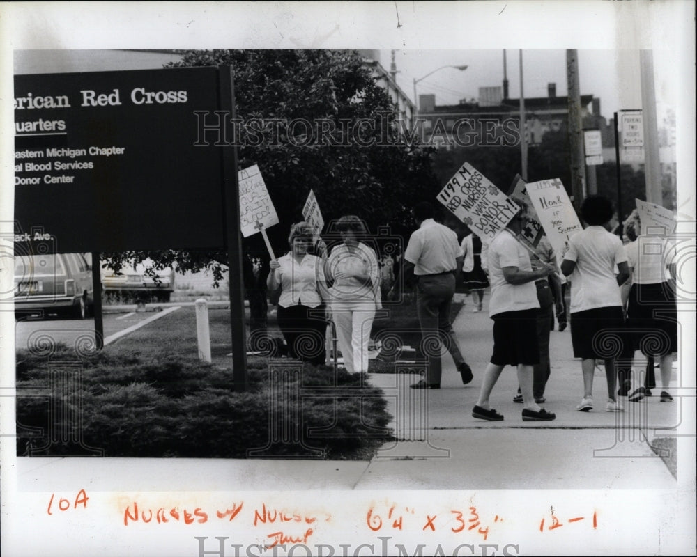 1984 Press Photo Striking nurses, Red Cross Center - RRW86847 - Historic Images