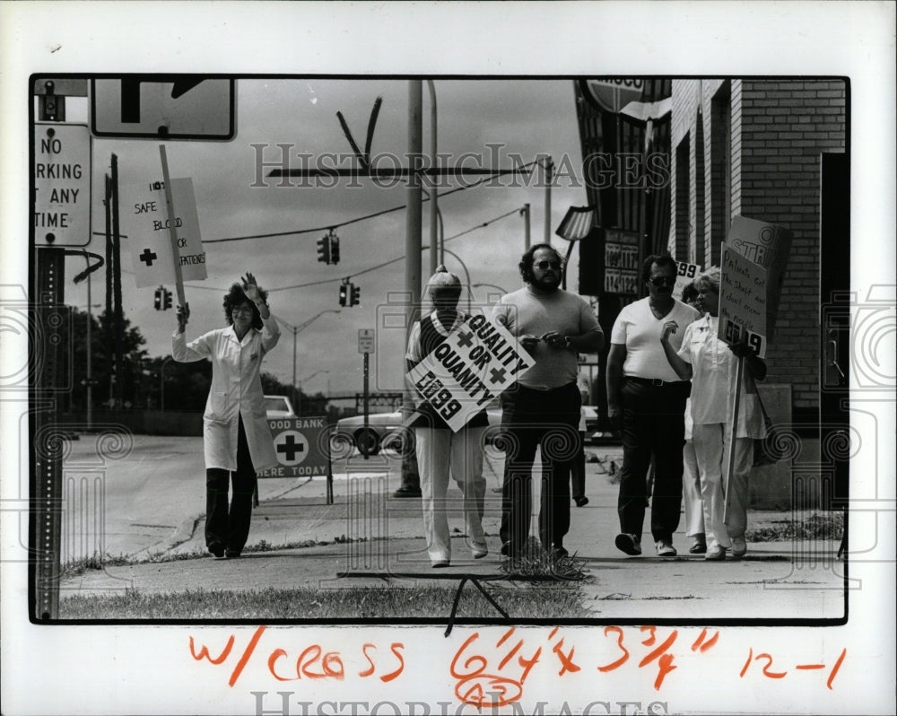 1984 Press Photo Striking Nurses, Red Cross Center - RRW86851 - Historic Images