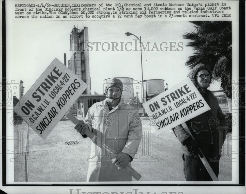 1969 Press Photo Sinclair Koppers Chemical Plant Strike - RRW86857 - Historic Images