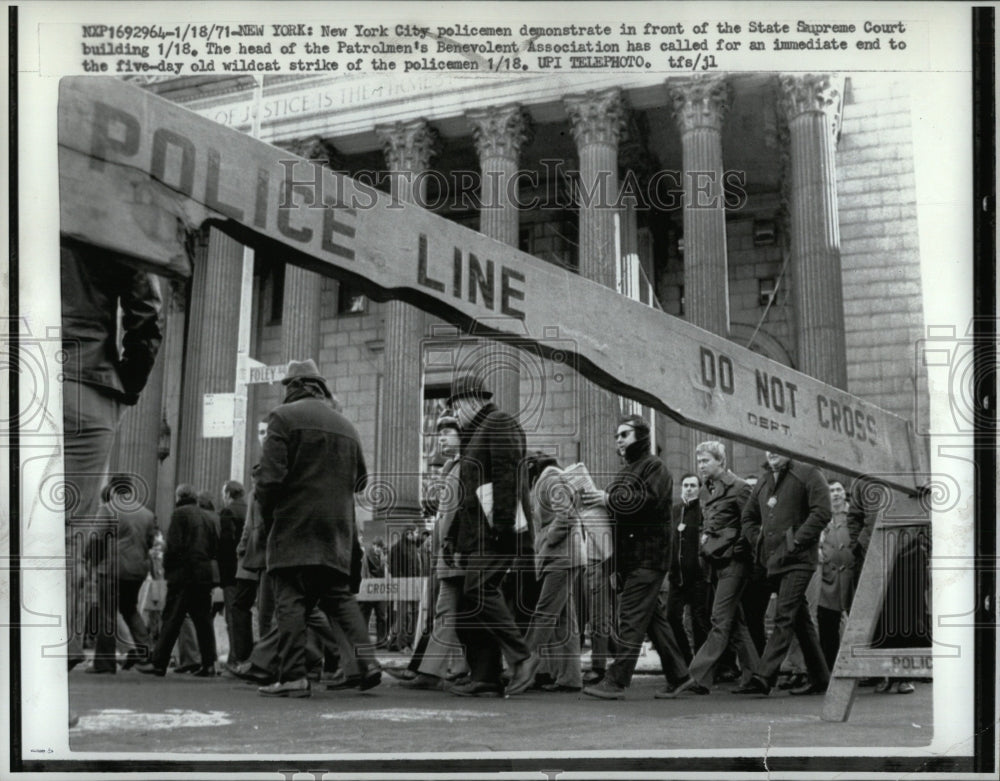 1971 Press Photo Strike City Policemen Demonstrate Fron - RRW86871 - Historic Images