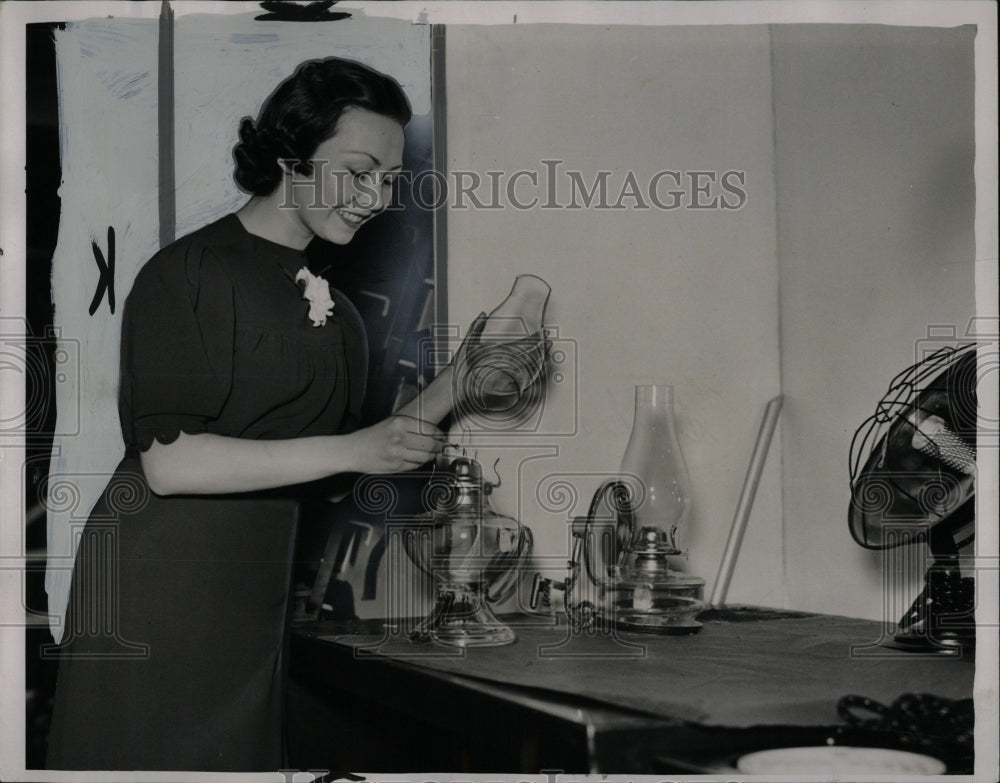 1957 Press Photo Bette Lustins gets lamps ready - RRW86875 - Historic Images