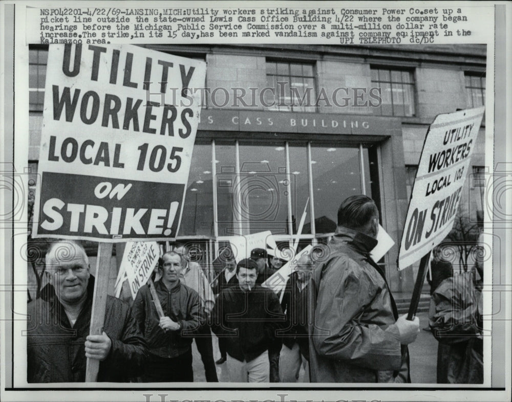 1969 Press Photo Michigan Utility workers on strike. - RRW86881 - Historic Images