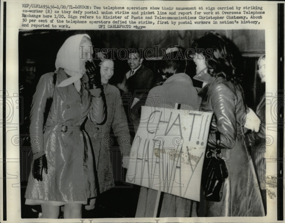 1971 Press Photo Two Telephone Operator Sign Strike - RRW86885 - Historic Images