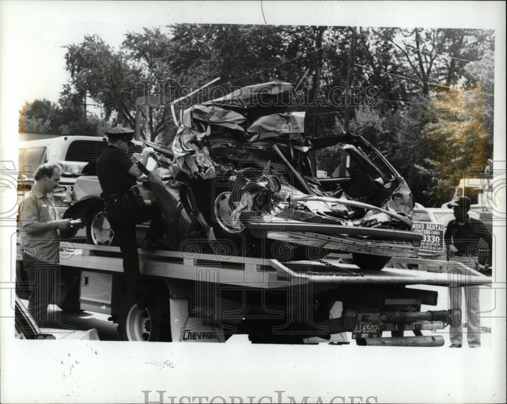 1987 Press Photo Car Struck By City Water Dump Truck - RRW86915 - Historic Images