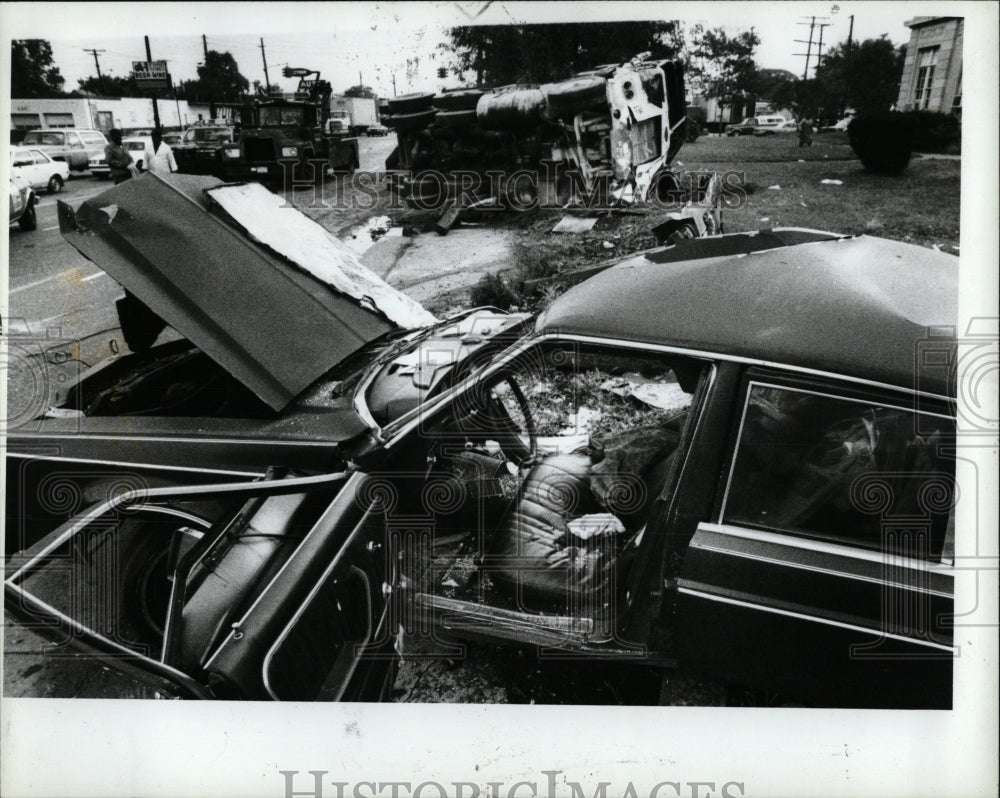 1987 Press Photo Remnants of a car accident - RRW86917 - Historic Images