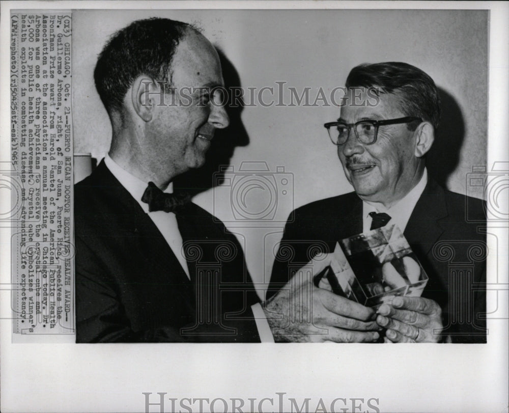 1965 Press Photo Dr. Guillermo Arbona receives Bronfman - RRW86941 - Historic Images