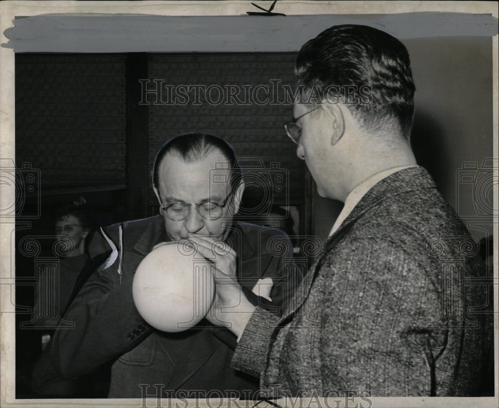 1945 Press Photo Neal Cutliff, court reporter blows bal - RRW86973 - Historic Images