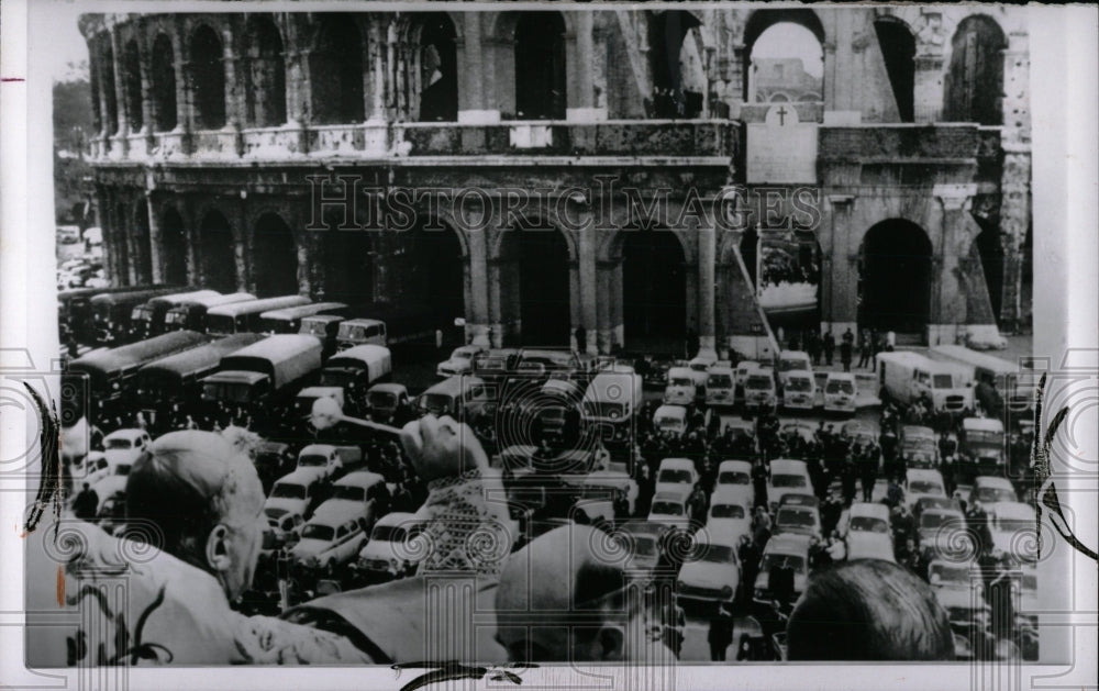 1965 Press Photo Cars receives blessings in Rome. - RRW86975 - Historic Images