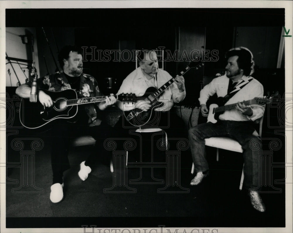 1988 Press Photo Ubagi Stomp band, guitarmaker Mike Lad - RRW87019 - Historic Images