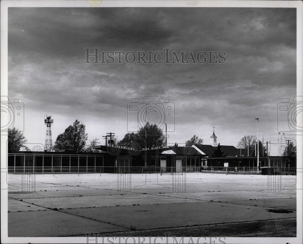 Press Photo Airports Pine Bluff Air Terminal Arkansas - RRW87033 - Historic Images