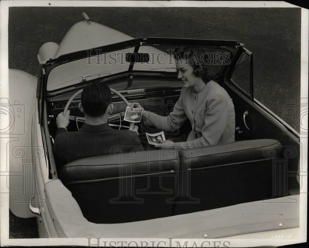 1939 Press Photo Car Auto Driver Girl Two People Travel - RRW87039 - Historic Images