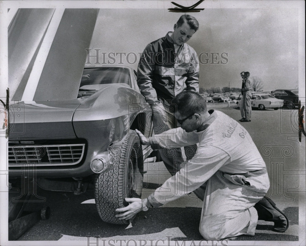 1967 Press Photo Ron Jones Ken Fischer car inspection - RRW87043 - Historic Images