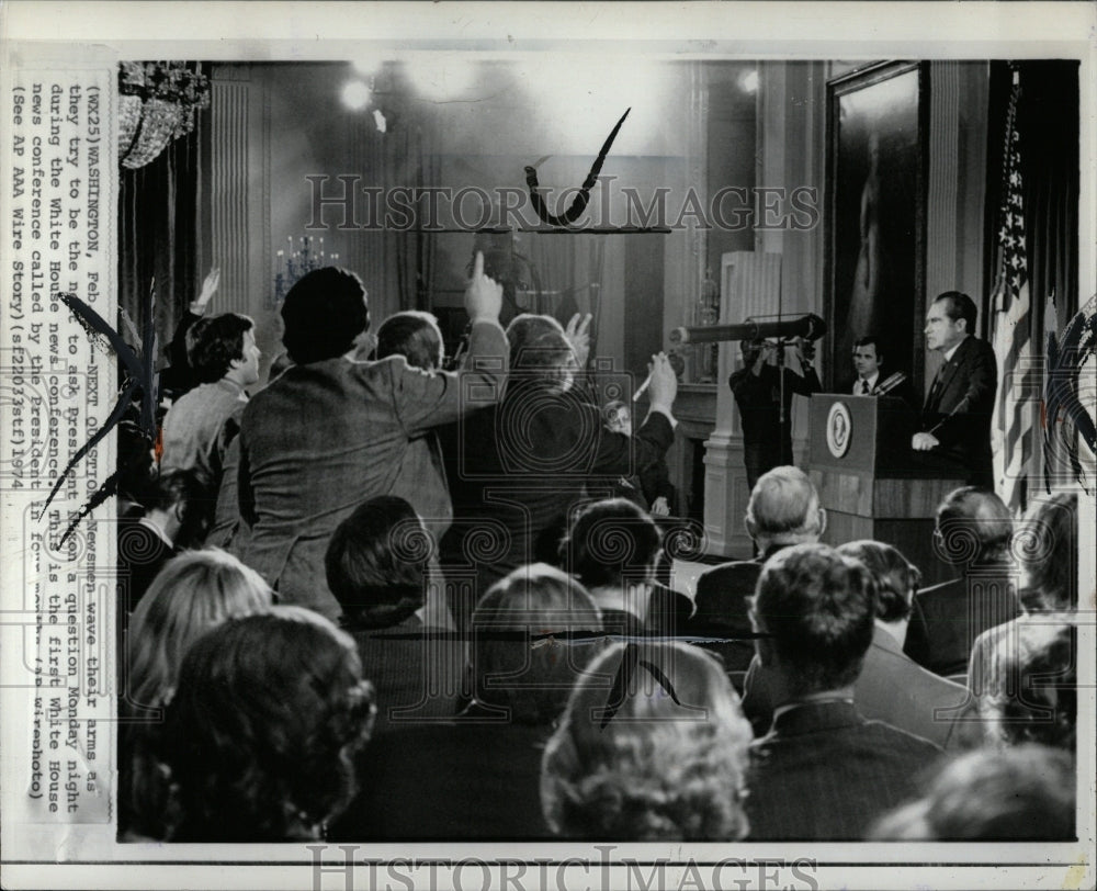 1974 Press Photo President Nixon Newsmen wave White - RRW87125 - Historic Images