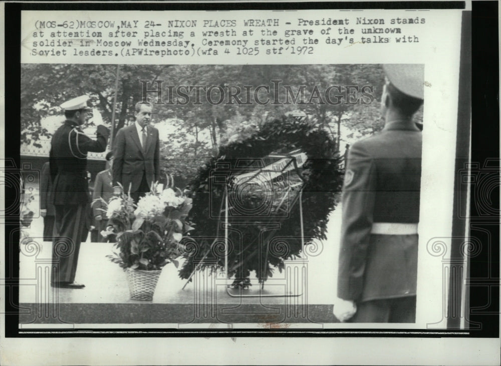 1972 Press Photo President Nixon wreath grave Moscow - RRW87139 - Historic Images