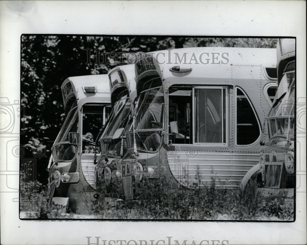 1983 Press Photo Buses waiting repaired Susan Tina - RRW87247 - Historic Images