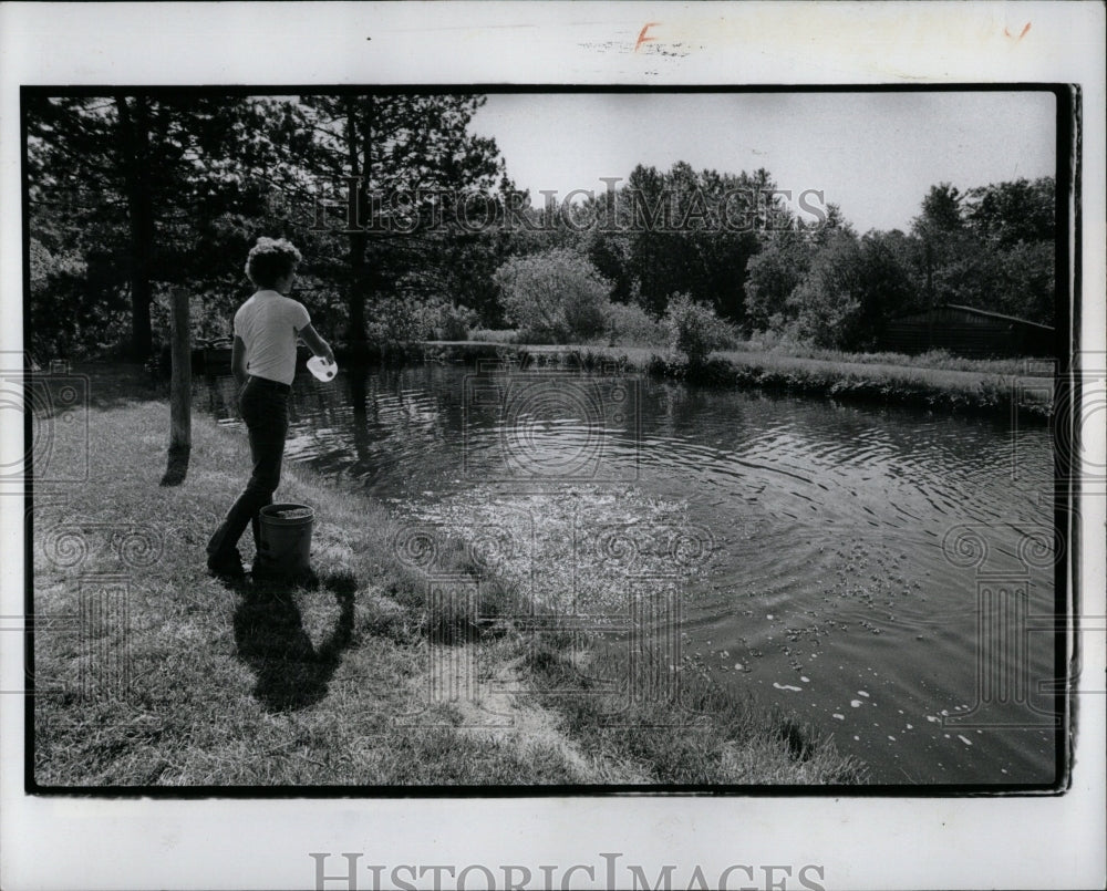 1978 Press Photo Tom Gilfillan Cedar brook Trout Farm - RRW87321 - Historic Images