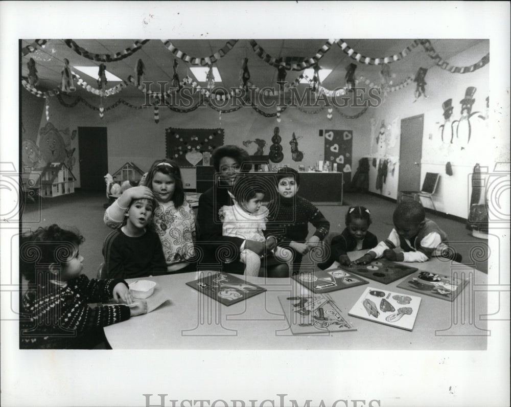 1988 Press Photo Marie Jackson day care teacher kids - RRW87327 - Historic Images