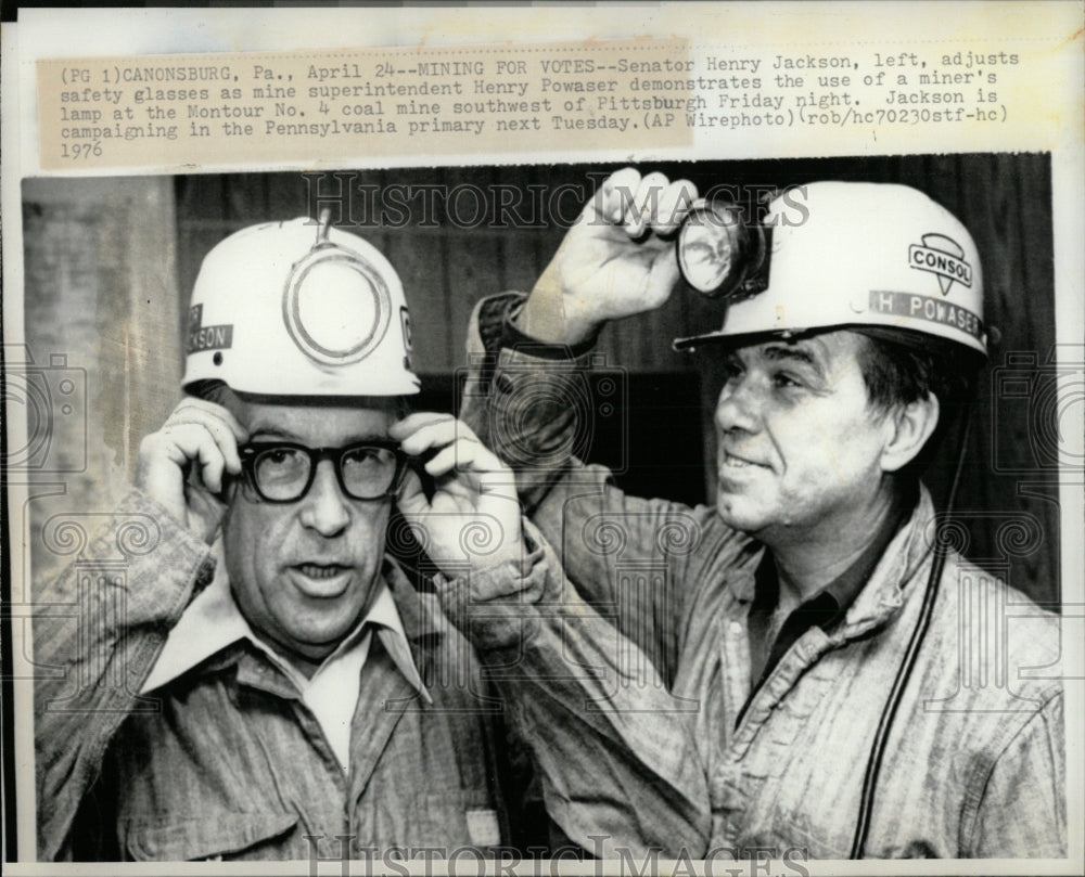 1976 Press Photo Henry Jackson Senator Adjust Safety Gl - RRW87441 - Historic Images