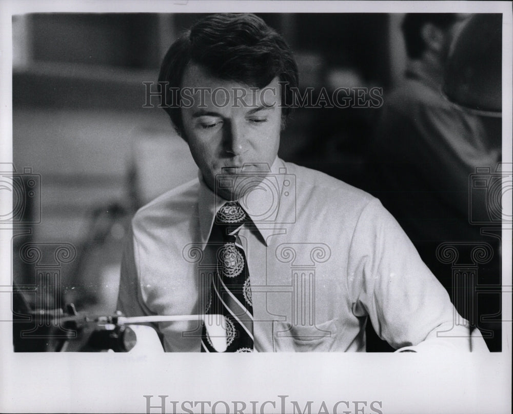 1975 Press Photo Newsman Lowell James WWJ-TV - RRW87445 - Historic Images