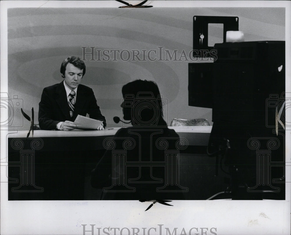 1975 Press Photo Lowell games Host conducting WWJ TV - RRW87447 - Historic Images