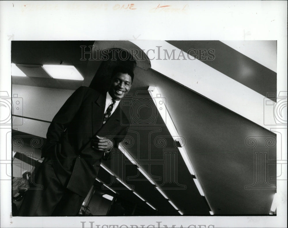 1991 Press Photo Van Johnson Vantiniec Nair Salon Suit - RRW87493 - Historic Images