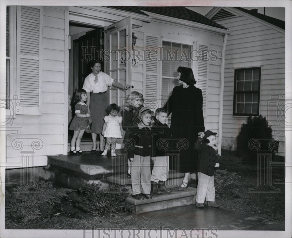 1952 Press Photo Mrs Earl Johanning William Davis kids - RRW87539 - Historic Images