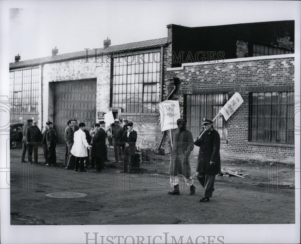 1969 Press Photo Lakeshore Bas Lines Strikes Picket - RRW87577 - Historic Images