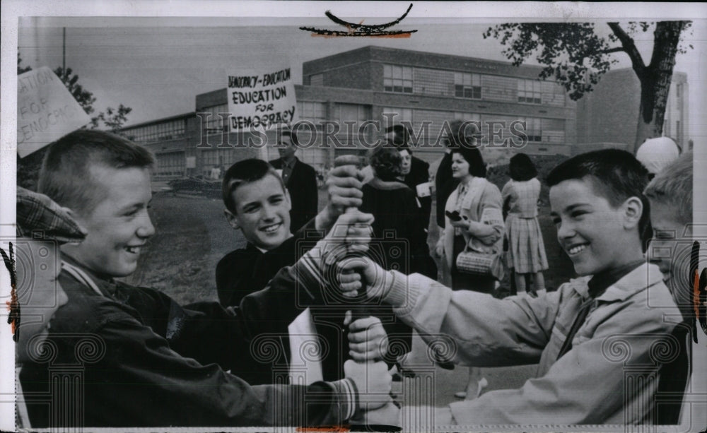 1963 Press Photo Teacher picket School Gary Pupil Class - RRW87591 - Historic Images