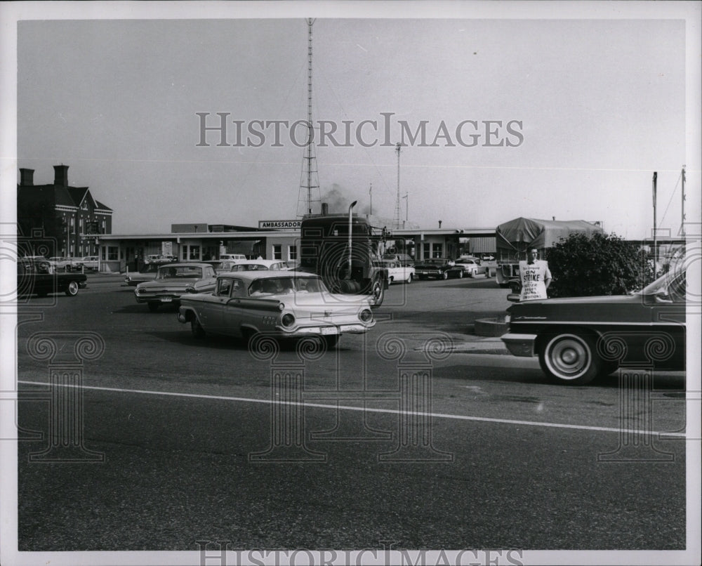 1962 Press Photo Strikes tat Ambassador Bridge - RRW87601 - Historic Images