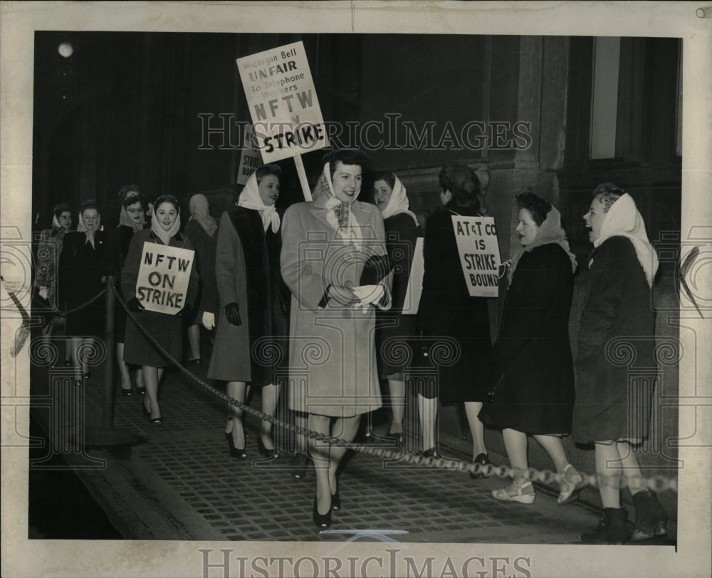 1946 Press Photo Pickets in front bell telephone co - RRW87603 - Historic Images