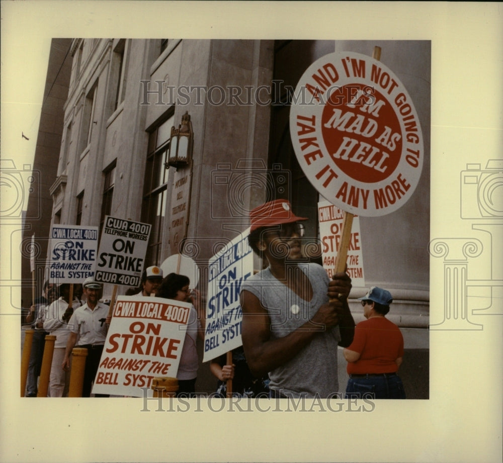 1983 Press Photo Telephone Operators and Workers Strike - RRW87605 - Historic Images