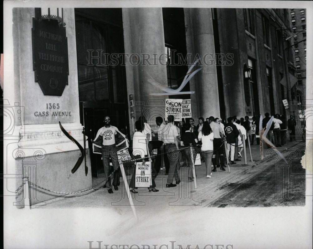 1971 Press Photo Telephone Worker Strike Picket Detroit - RRW87617 - Historic Images