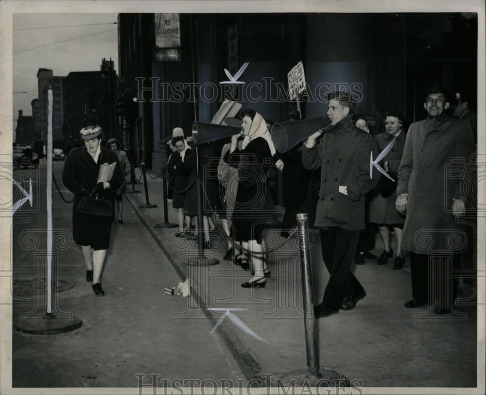 1947 Press Photo Detroit Strike Telephone Pickets walks - RRW87619 - Historic Images