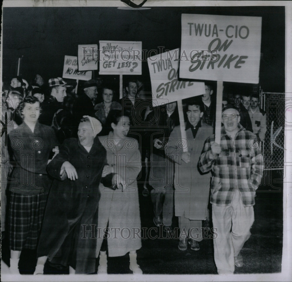 1955 Press Photo Mils CIO Pickets patrol New England - RRW87629 - Historic Images