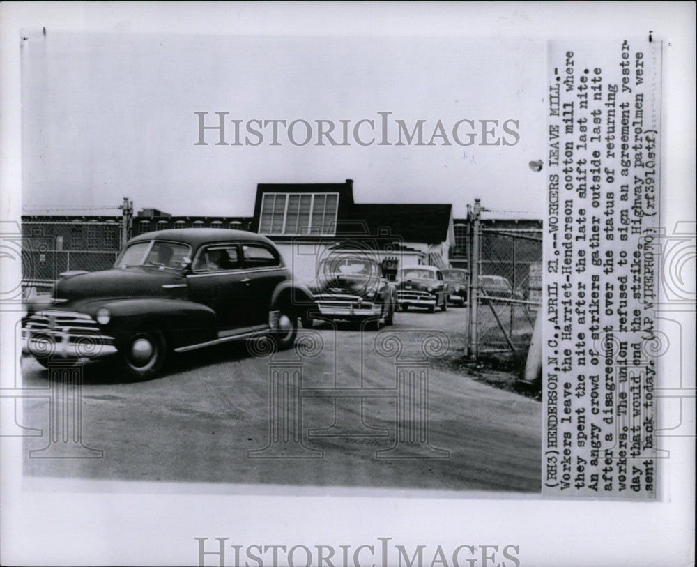 1959 Press Photo Strike Workers Leave Mill Harriet Hend - RRW87633 - Historic Images