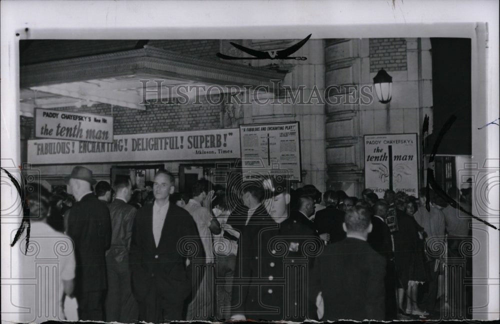 1960 Press Photo strikers at theater - RRW87637 - Historic Images