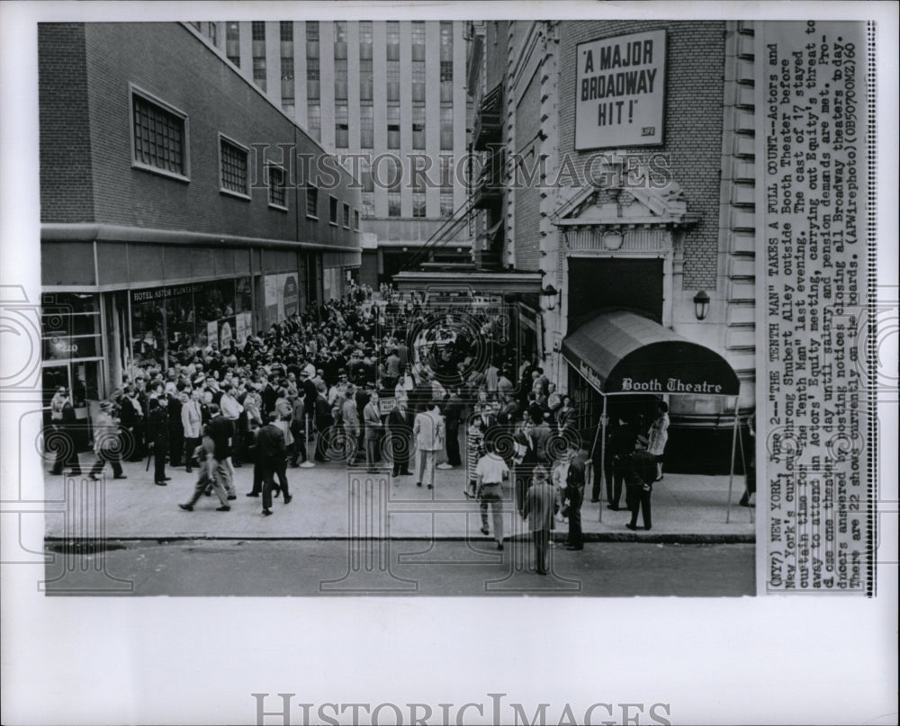 1960 Press Photo Actor New York Shubert Alley Booth Man - RRW87641 - Historic Images